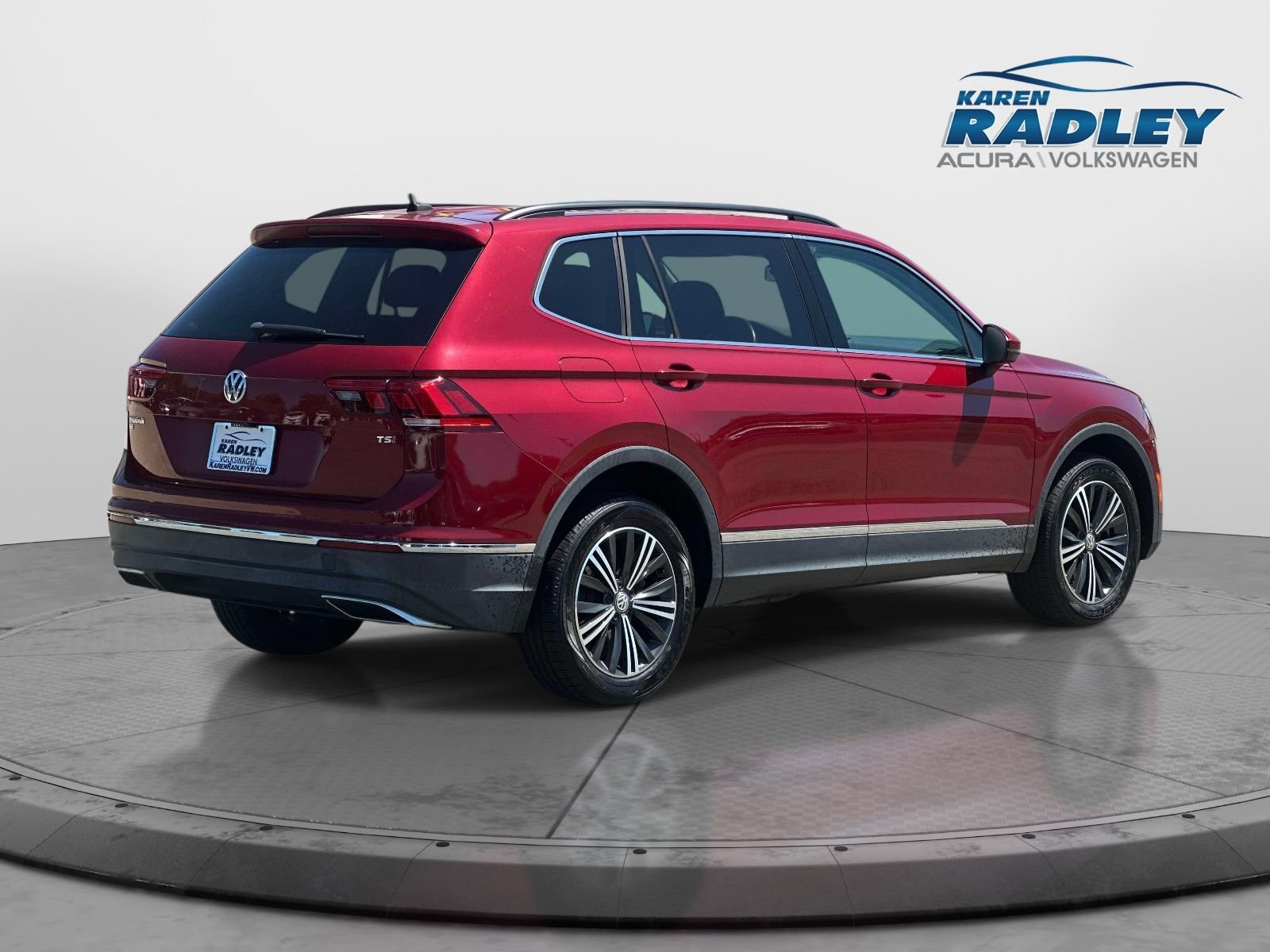 Used 2018 Volkswagen Tiguan SE w/ Panoramic Sunroof Package FWD image 2