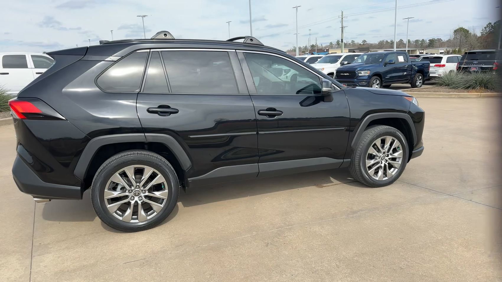 Used 2021 Toyota RAV4 XLE Premium image 9