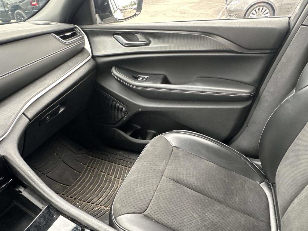 Used 2023 Jeep Grand Cherokee Altitude AWD/4WD image 26