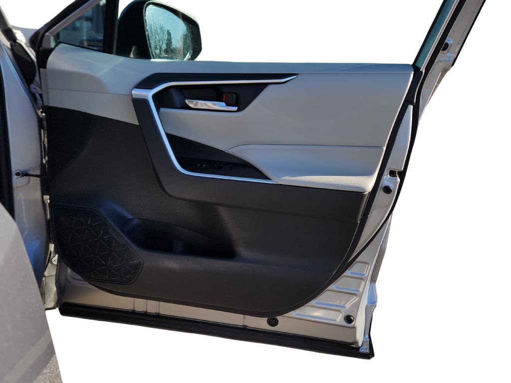 Used 2021 Toyota RAV4 XLE w/ Convenience Package image 32