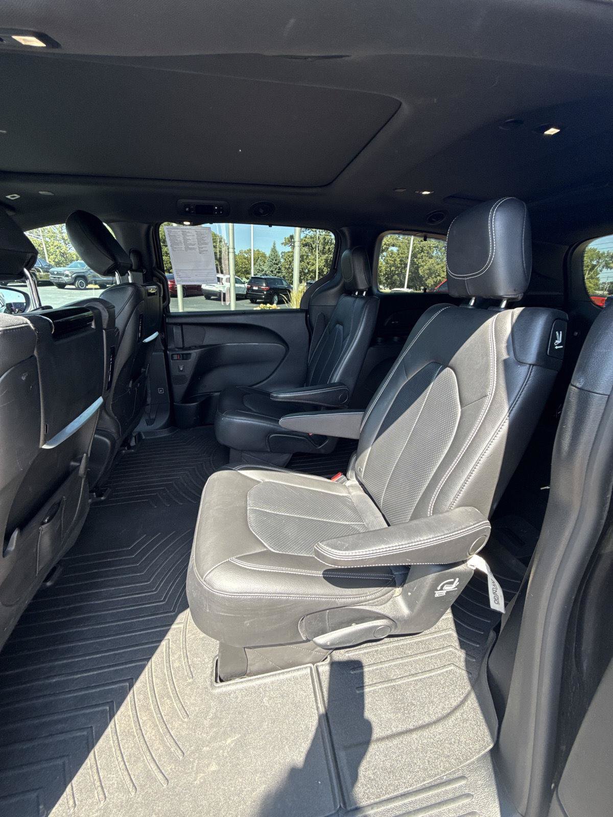 Used 2019 Chrysler Pacifica Touring-L Plus w/ Advanced Safetytec Group FWD image 8