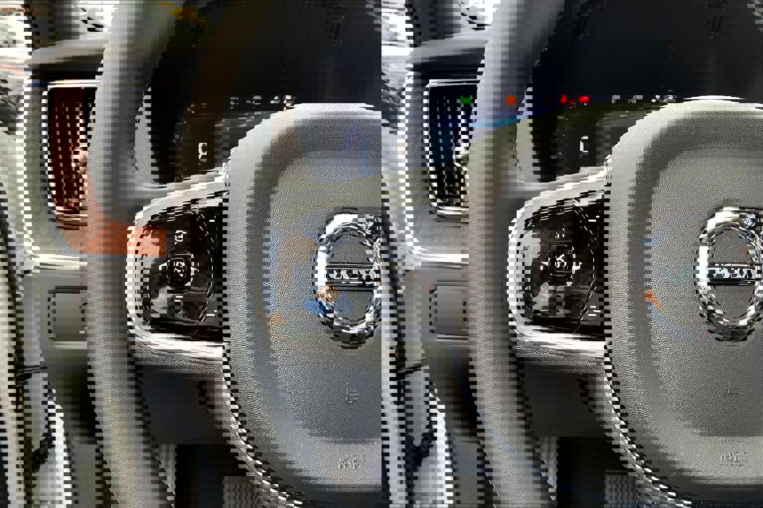 Used 2025 Volvo XC60 T8 Plus w/ Protection Package Premier image 20