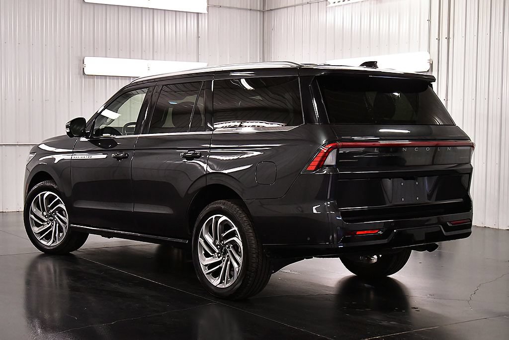 Used 2025 Lincoln Navigator Reserve AWD/4WD image 5