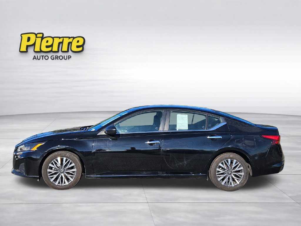 Used 2025 Nissan Altima 2.5 SV FWD image 2