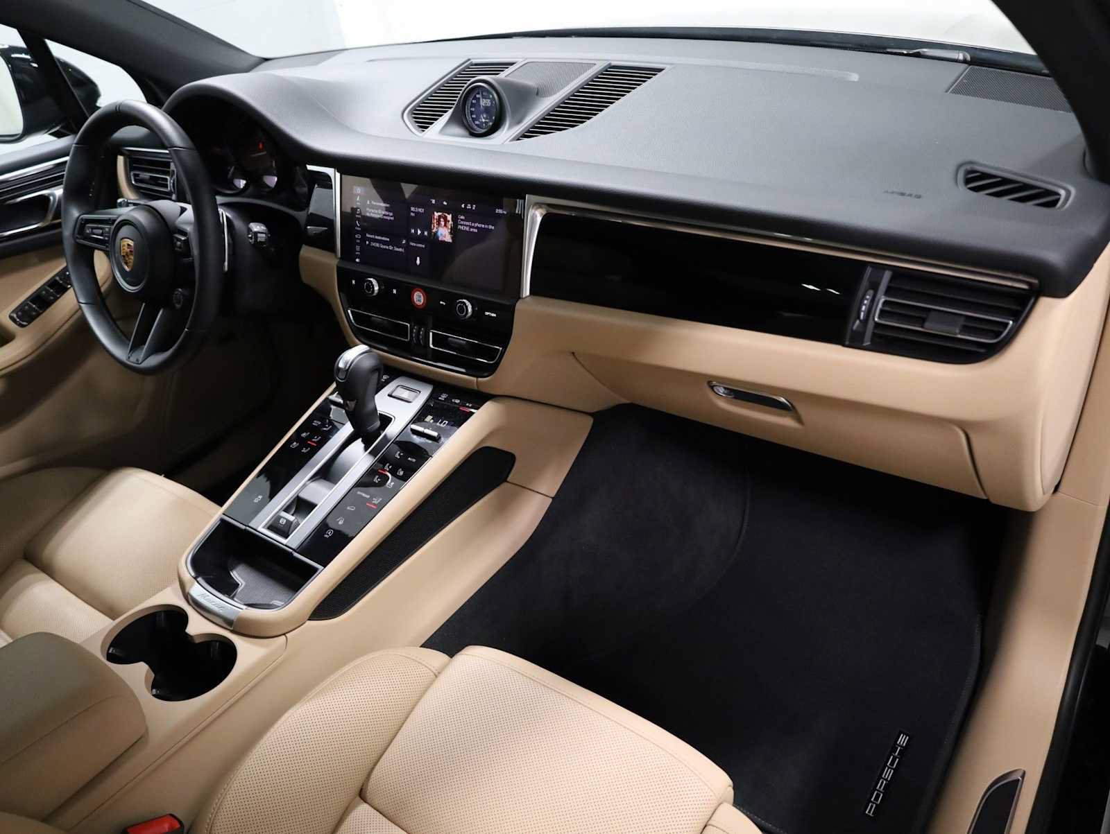 Certified 2026 Porsche Macan AWD/4WD image 6