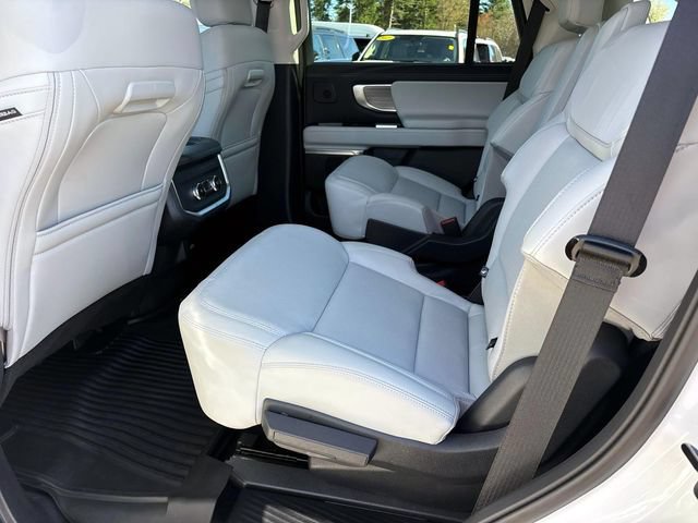 Used 2025 Ford Expedition Platinum w/ Driver's Package AWD/4WD image 11