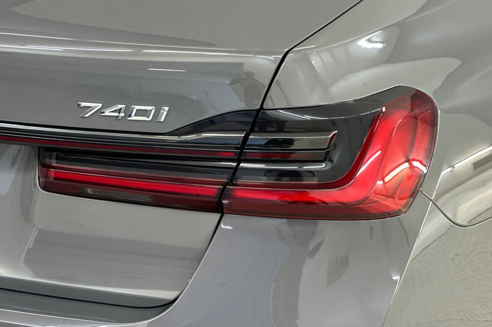 Used 2022 BMW 740i w/ M Sport Package RWD image 12