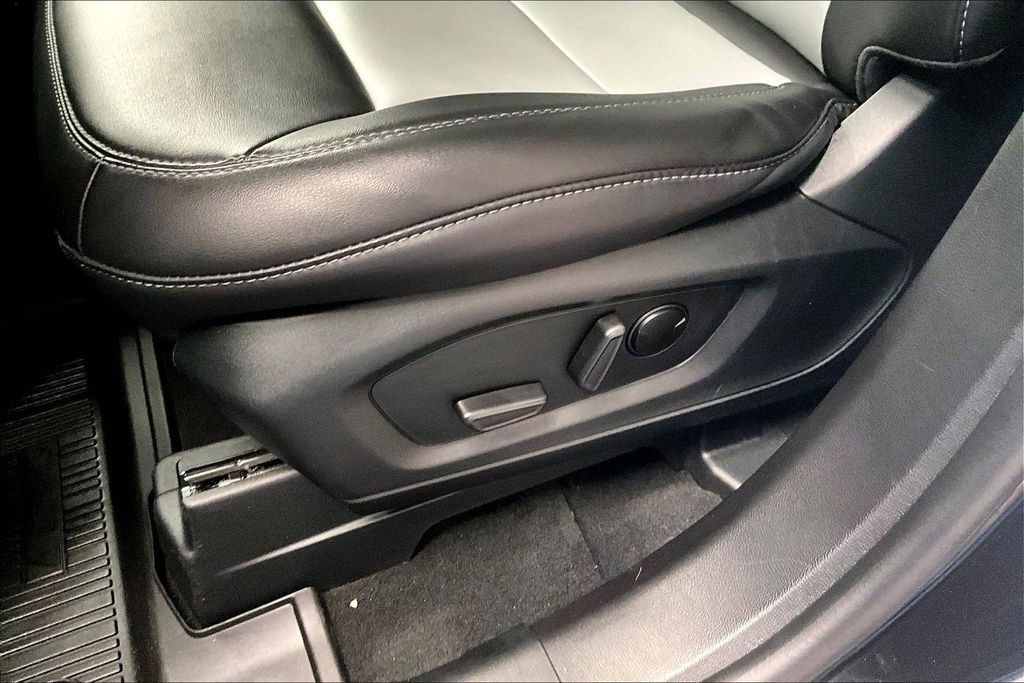 Used 2023 Ford Explorer XLT w/ Equipment Group 202A image 39