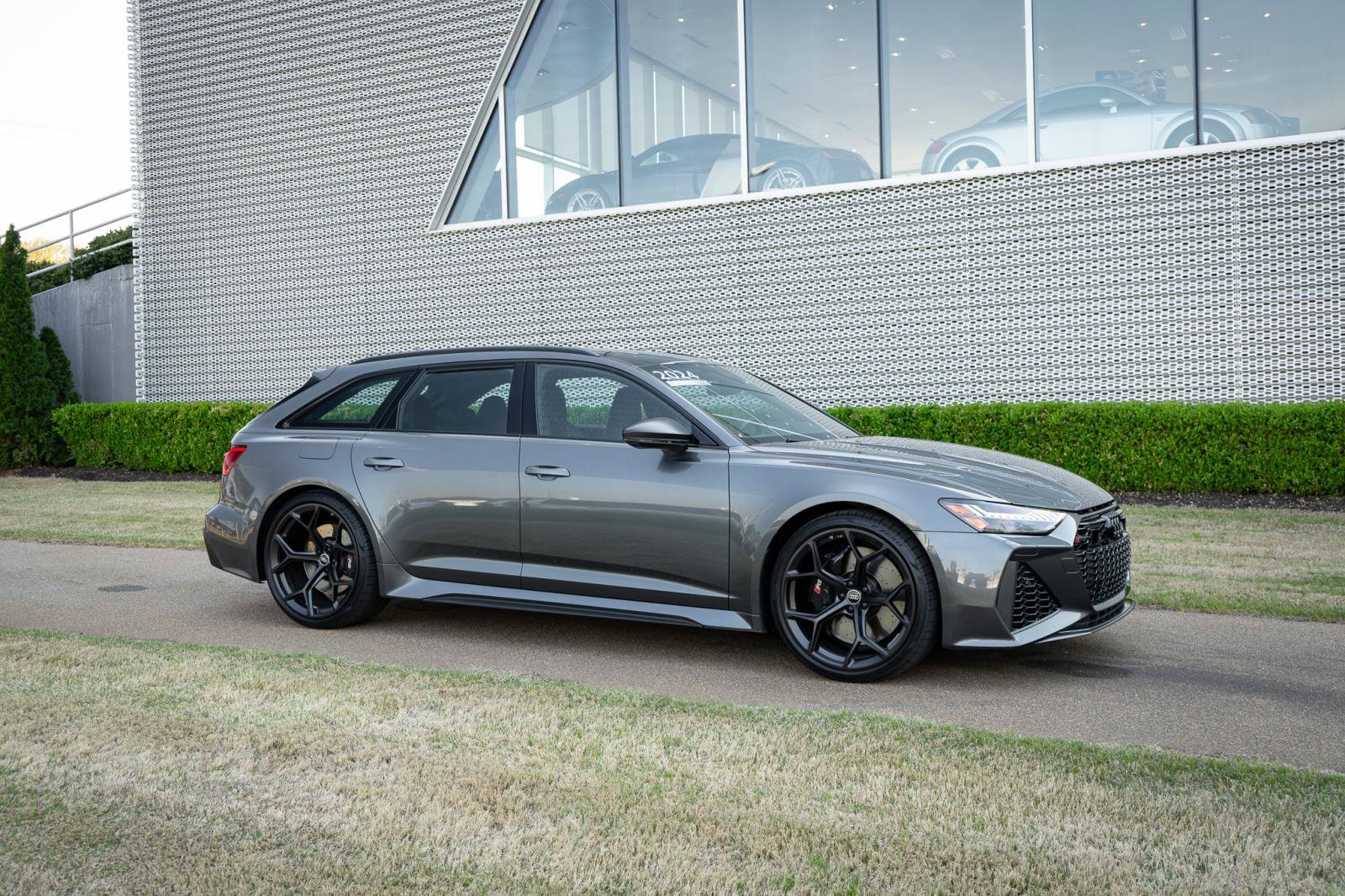 Certified 2024 Audi RS 6 performance AWD/4WD image 2