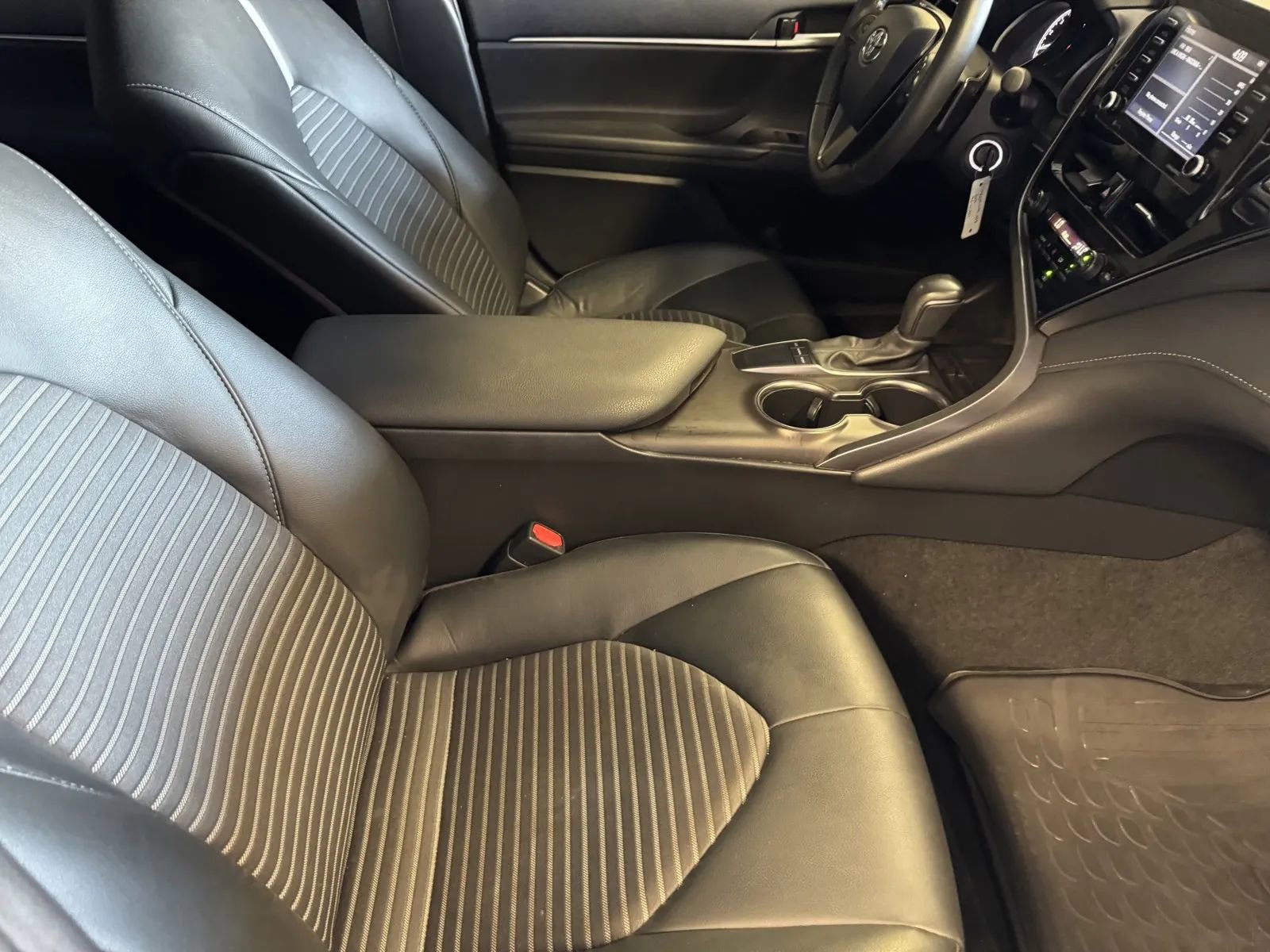 Used 2024 Toyota Camry SE image 6