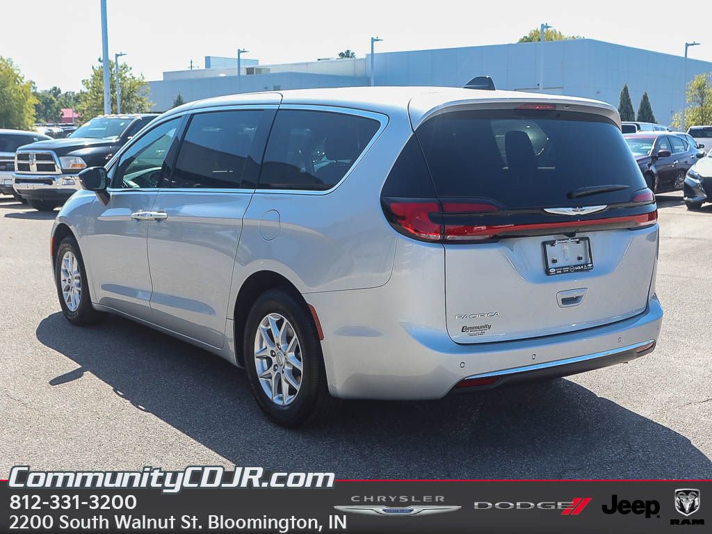 New 2026 Chrysler Pacifica Select image 5