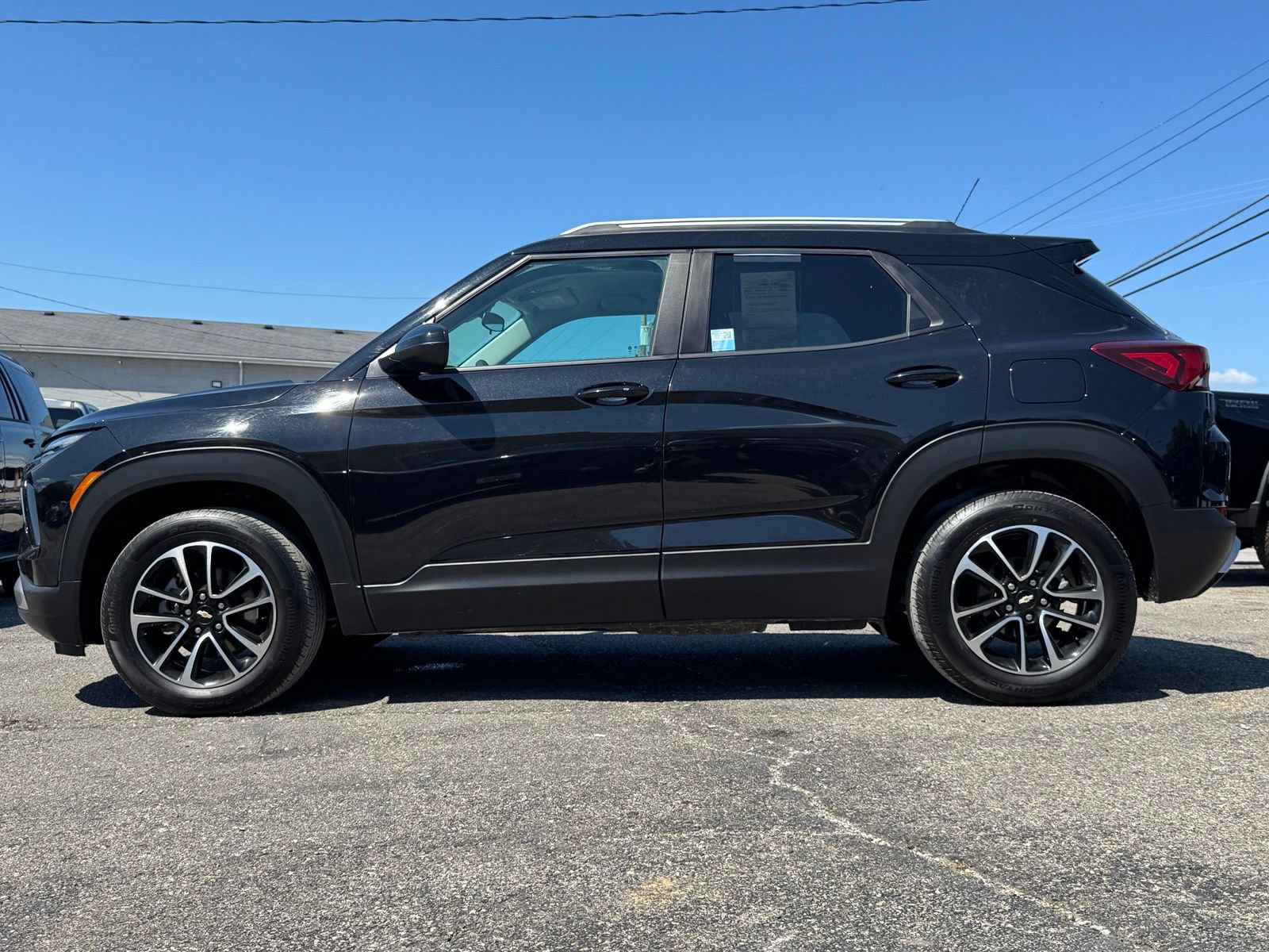 Used 2025 Chevrolet TrailBlazer LT AWD/4WD image 3