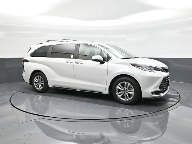 Used 2025 Toyota Sienna Limited image 17