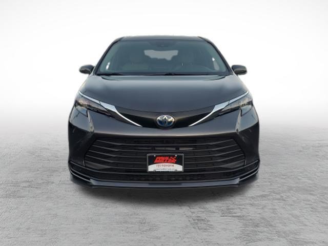 Certified 2025 Toyota Sienna LE FWD image 2