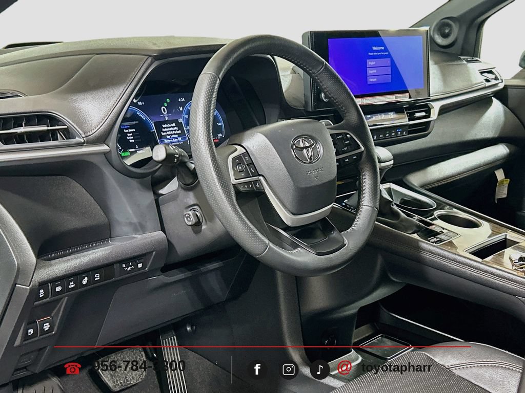 Used 2025 Toyota Sienna Platinum FWD image 8