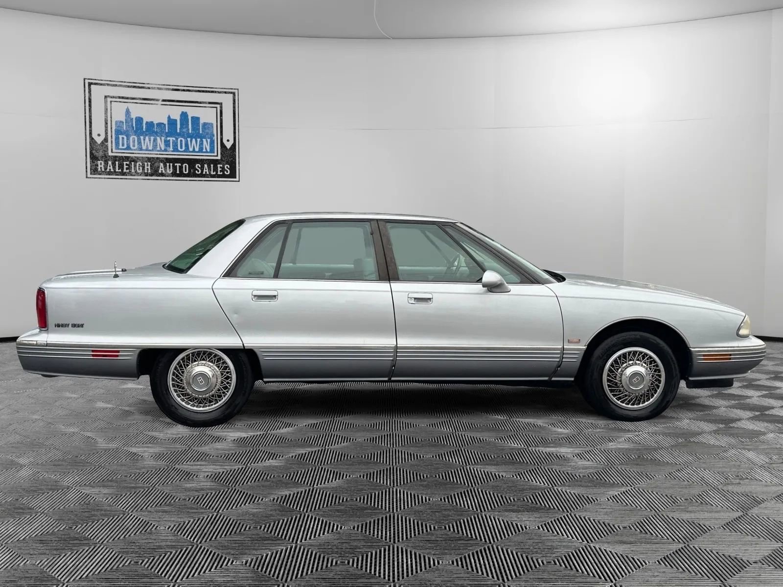Used 1992 Oldsmobile Ninety-Eight Regency Elite image 3