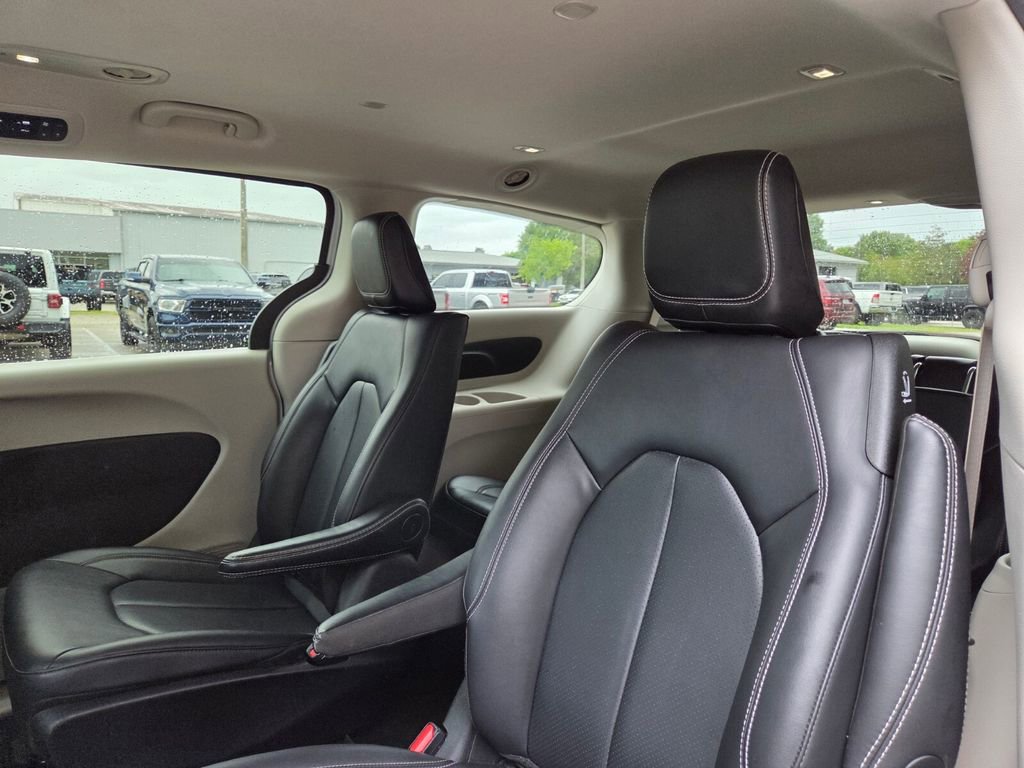 Used 2024 Chrysler Pacifica Select image 19