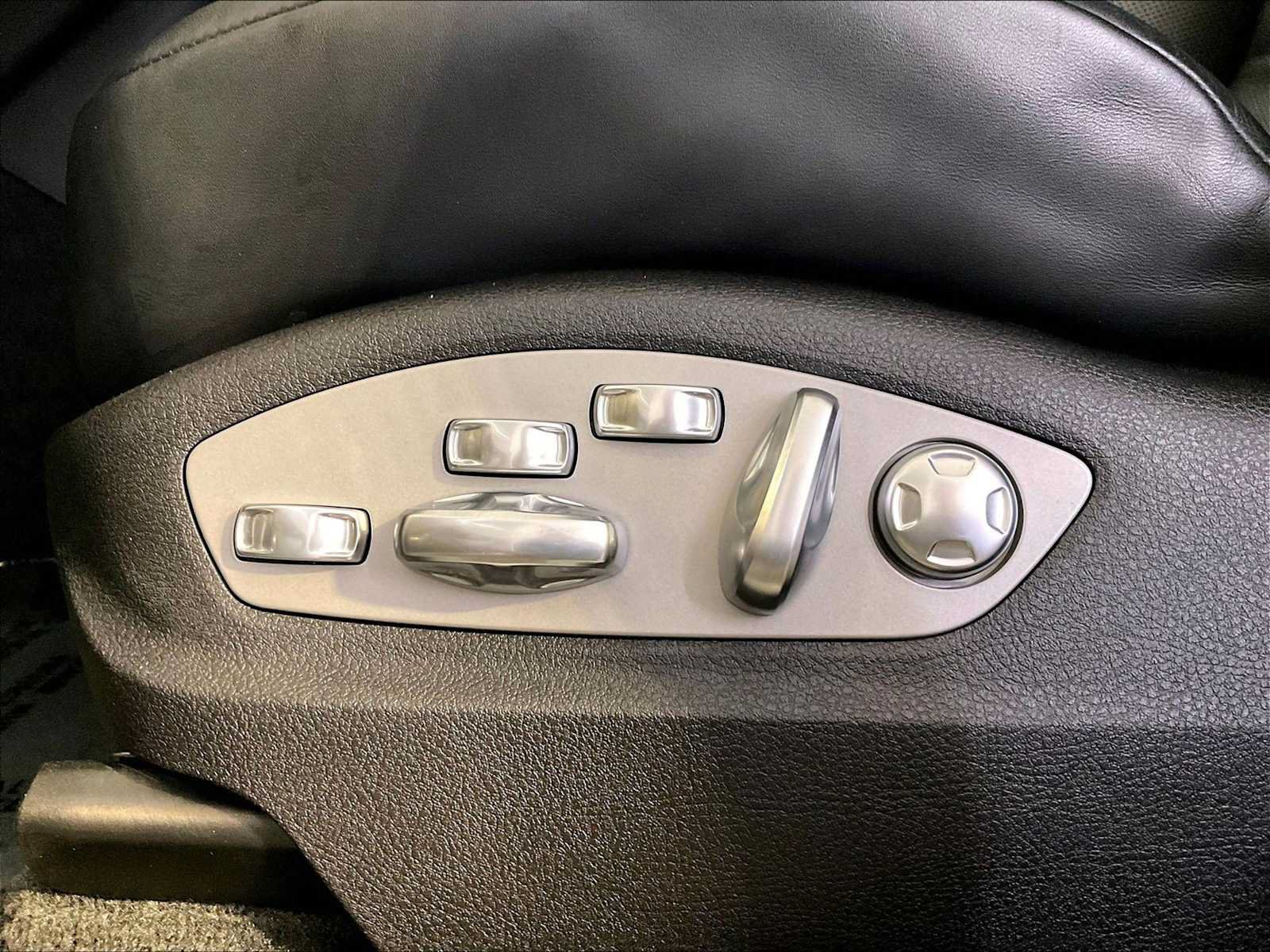 Certified 2024 Porsche Macan S AWD/4WD image 39