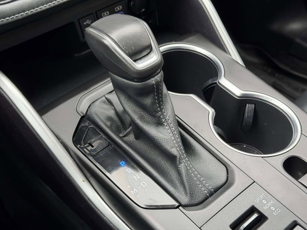 Used 2022 Toyota Highlander XLE image 6