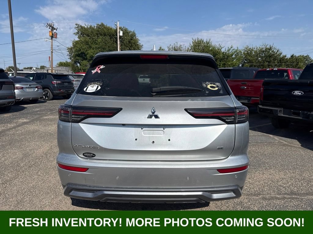 Used 2025 Mitsubishi Outlander SE FWD image 3