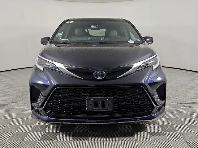 Used 2023 Toyota Sienna XSE AWD/4WD image 2