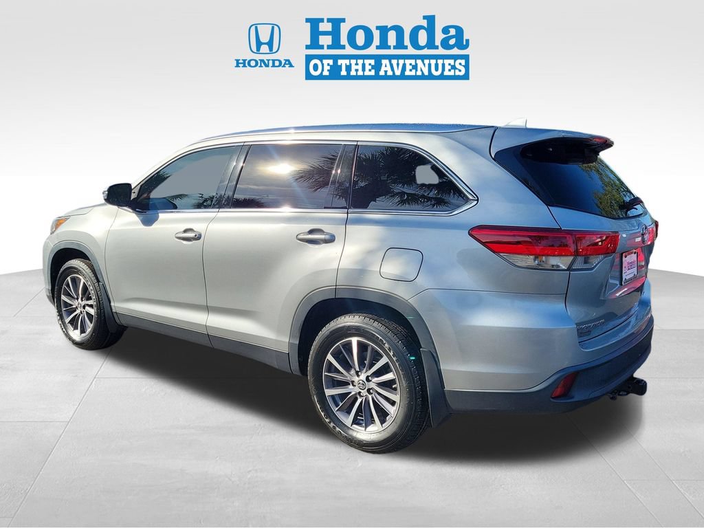 Used 2019 Toyota Highlander XLE FWD image 3