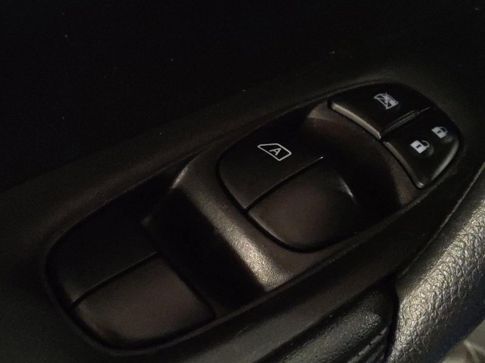 Used 2018 Nissan Rogue SV image 27