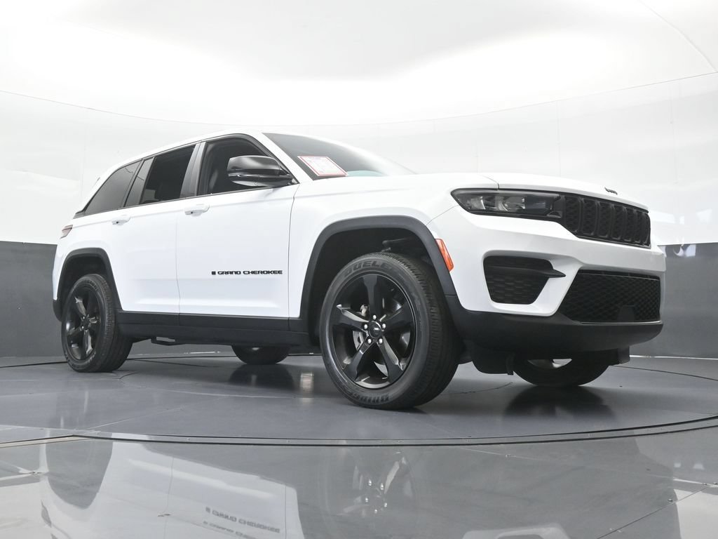 Used 2024 Jeep Grand Cherokee Altitude RWD image 60