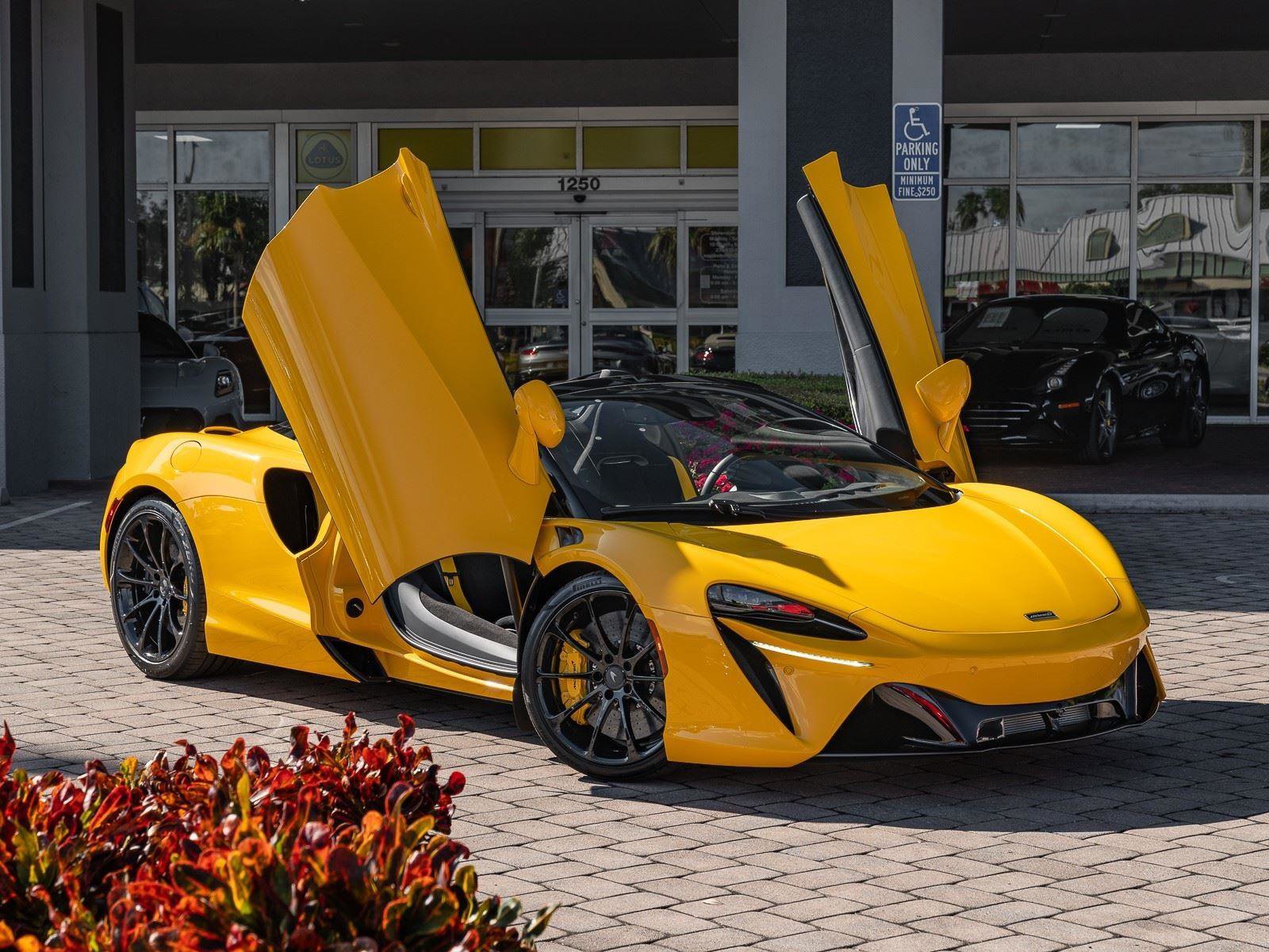 Used 2025 McLaren Artura Spider image 12