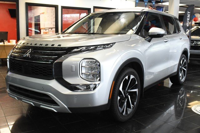Used 2024 Mitsubishi Outlander SE AWD/4WD image 1