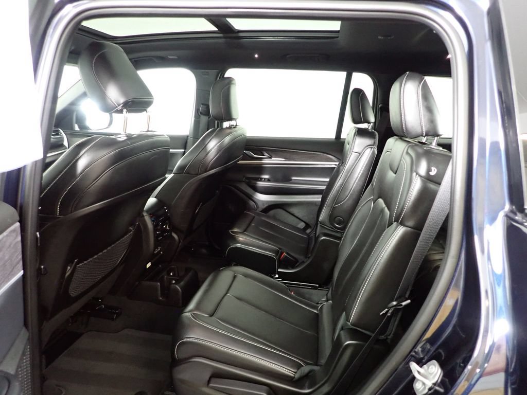 Used 2024 Jeep Grand Cherokee L Limited w/ Black Appearance Package AWD/4WD image 34