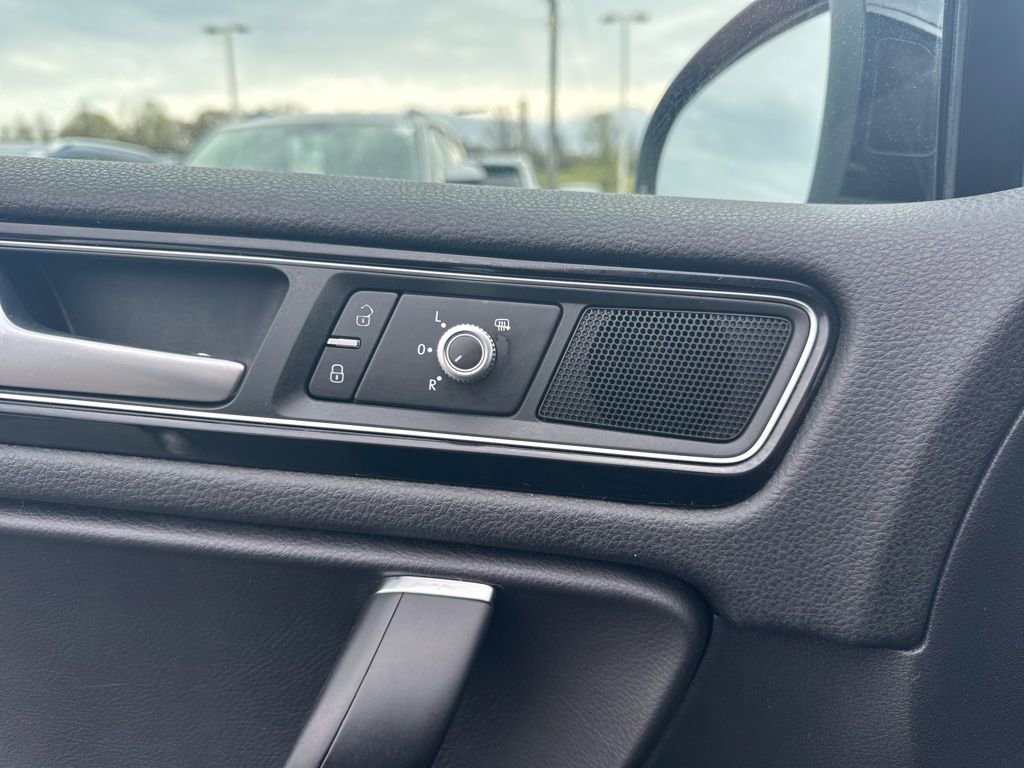 Used 2017 Volkswagen Touareg Sport AWD/4WD image 18