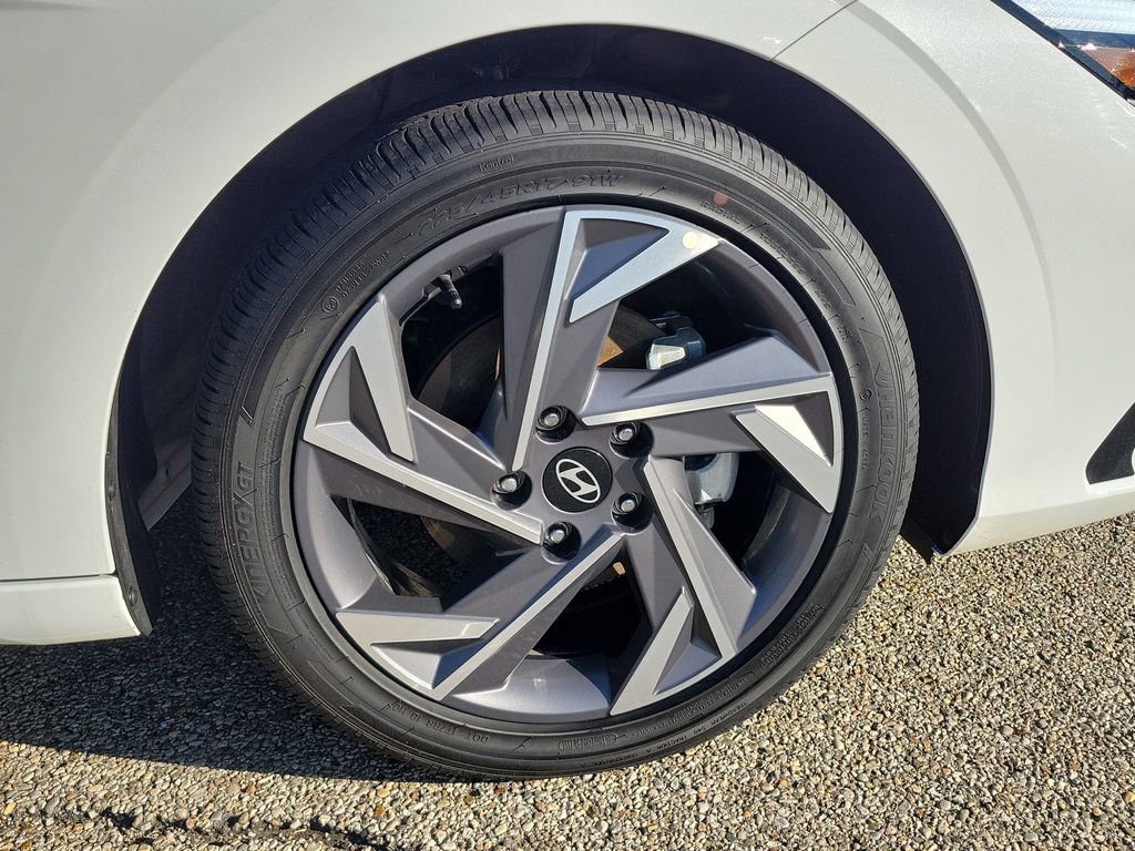 Used 2025 Hyundai Elantra SEL image 5