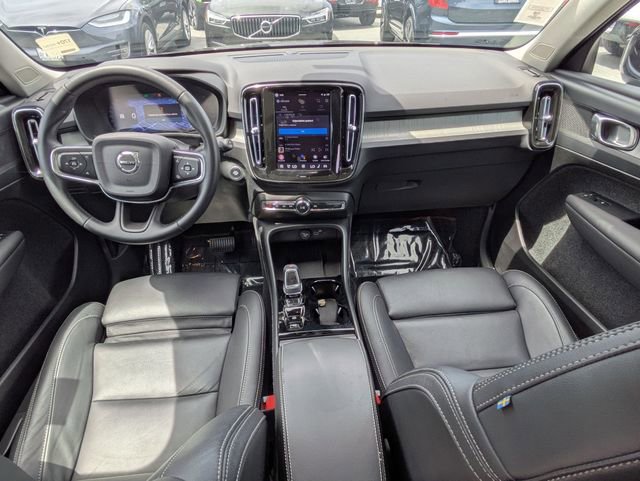 Certified 2025 Volvo XC40 B5 Plus AWD/4WD image 21