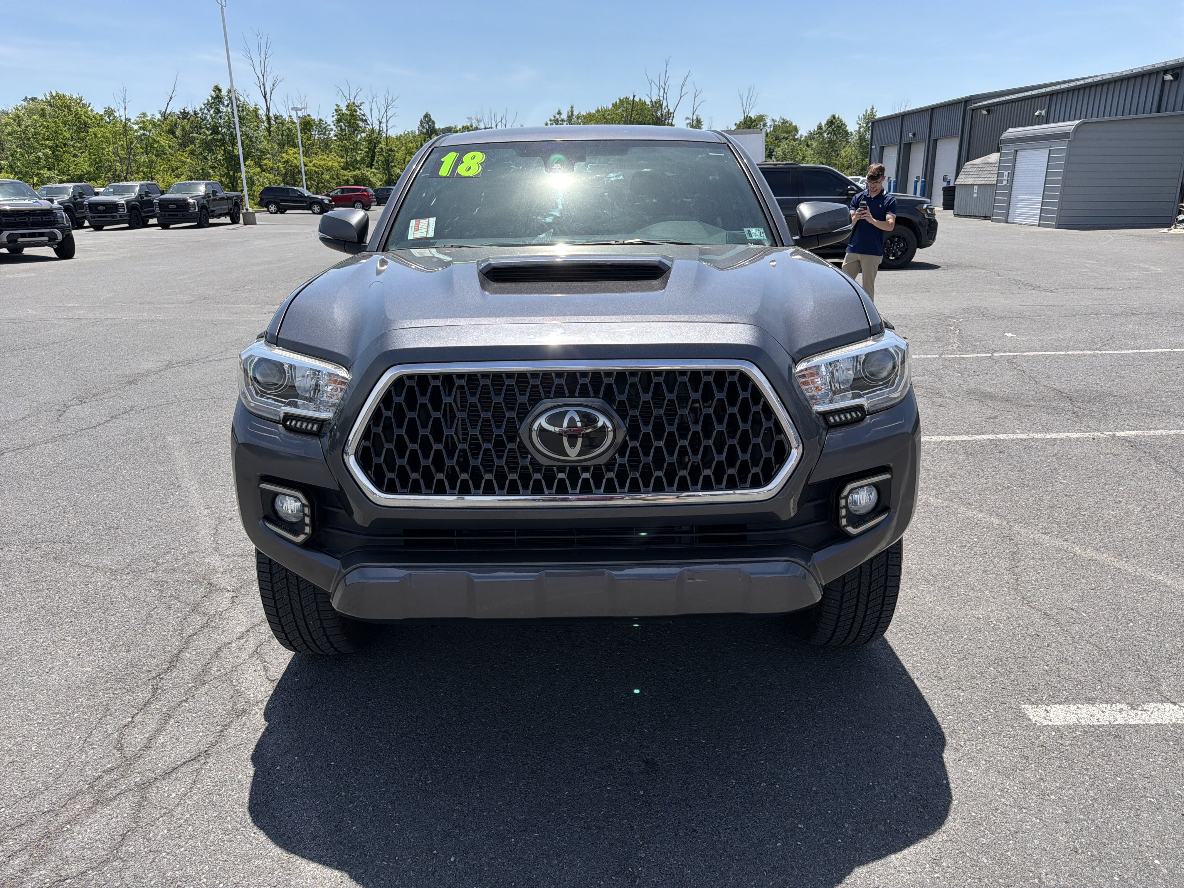 Used 2018 Toyota Tacoma TRD Sport AWD/4WD image 9