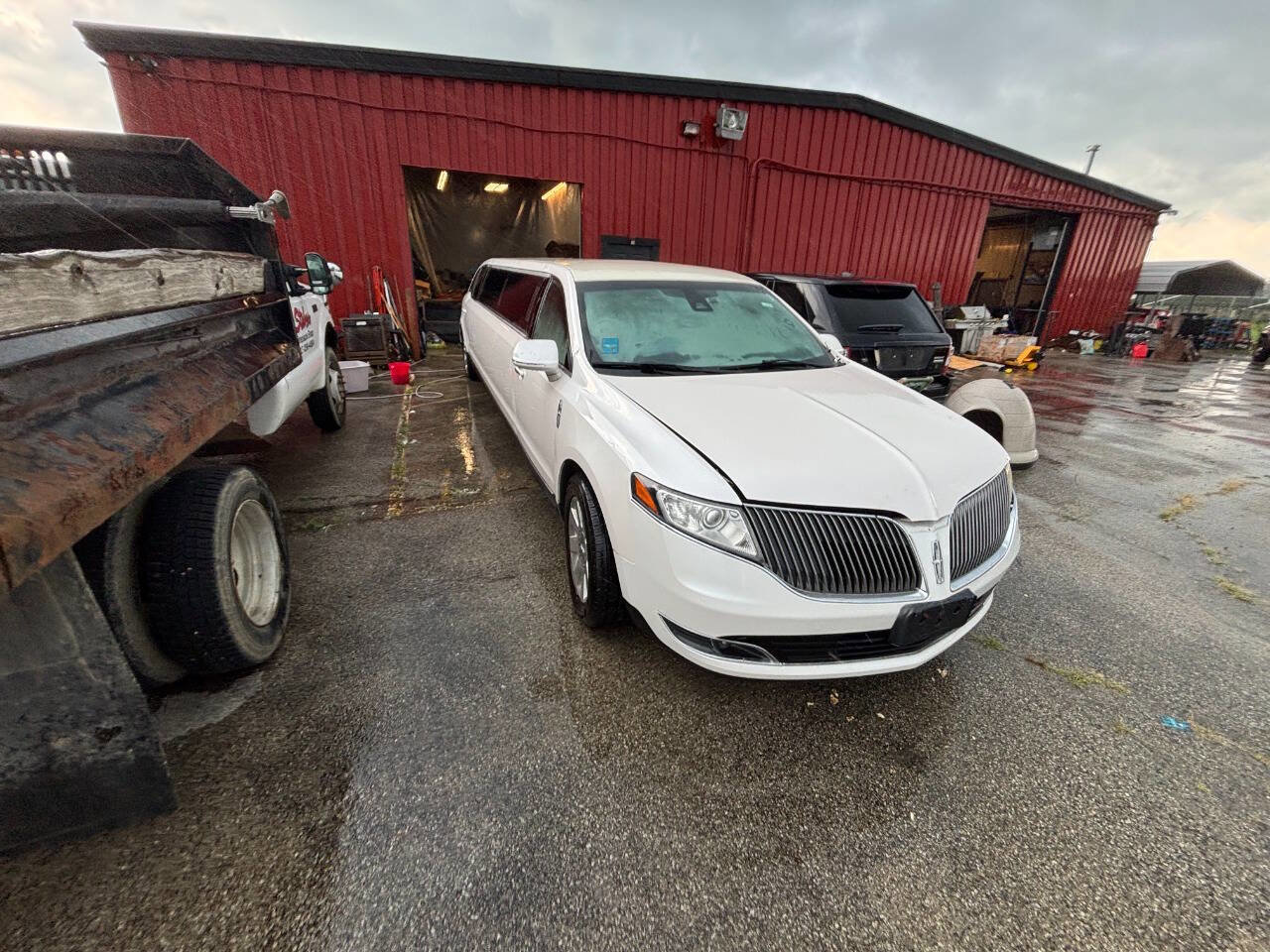 Used 2013 Lincoln MKT AWD image 1