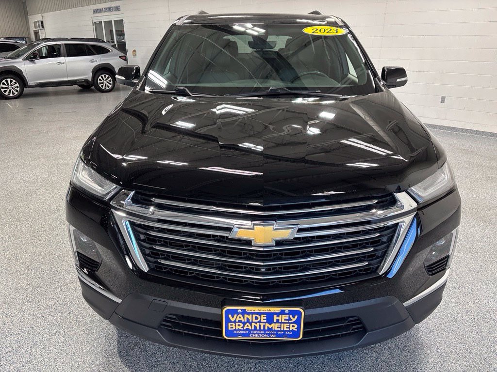 Used 2023 Chevrolet Traverse LT w/ LT Premium Package AWD/4WD image 2