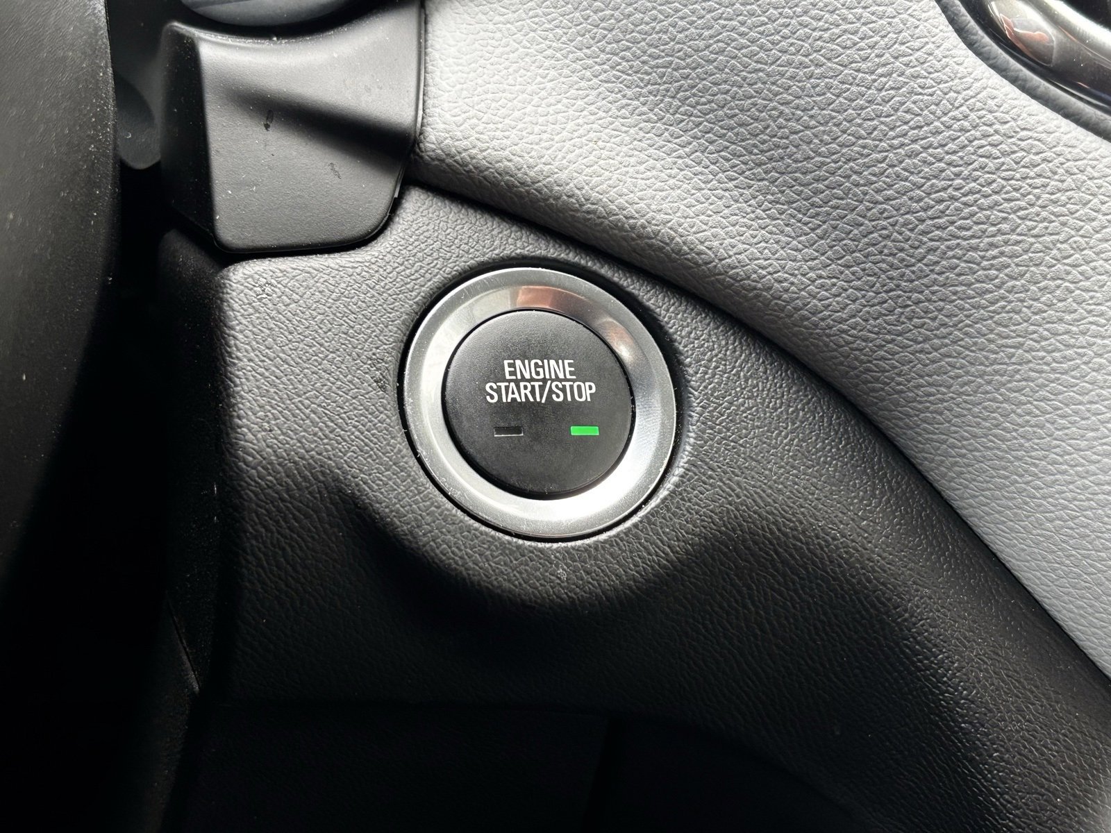 Used 2023 Chevrolet Equinox LT w/ Driver Convenience Package image 6