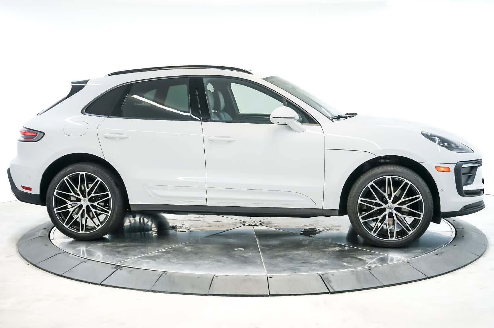 Certified 2026 Porsche Macan AWD/4WD image 8