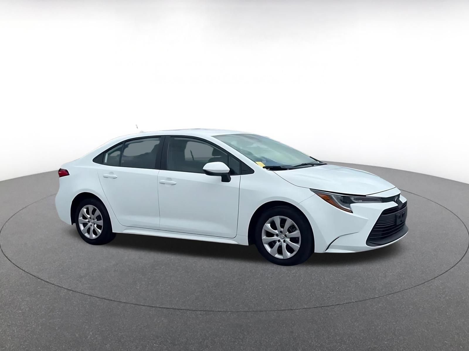 Used 2025 Toyota Corolla LE FWD image 2