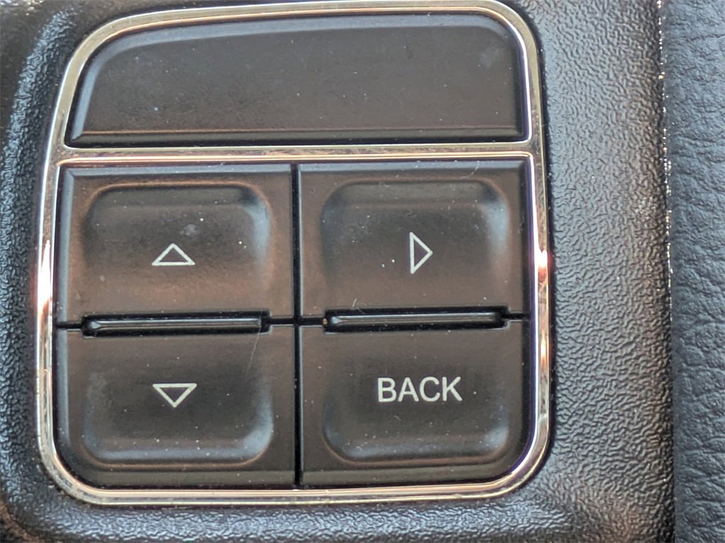 Used 2019 Dodge Journey SE image 25