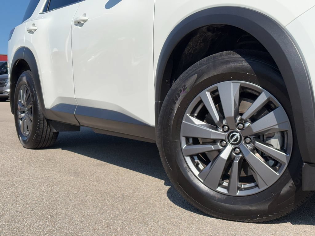 Used 2026 Nissan Pathfinder S FWD image 2