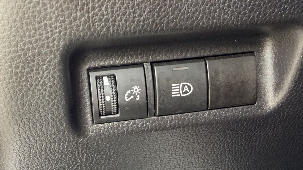 Used 2025 Toyota RAV4 XLE FWD image 23