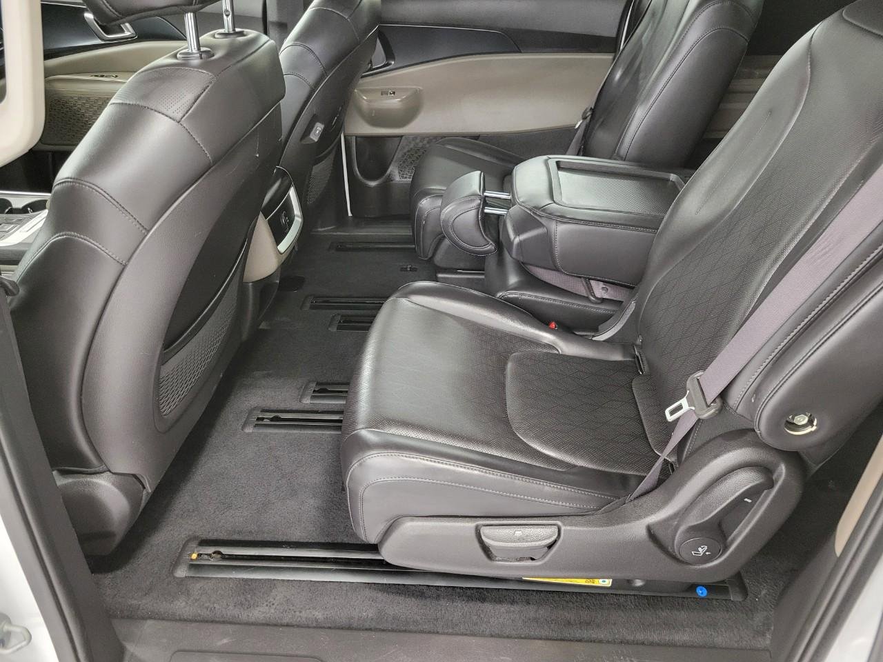 Used 2025 Kia Carnival FWD image 21