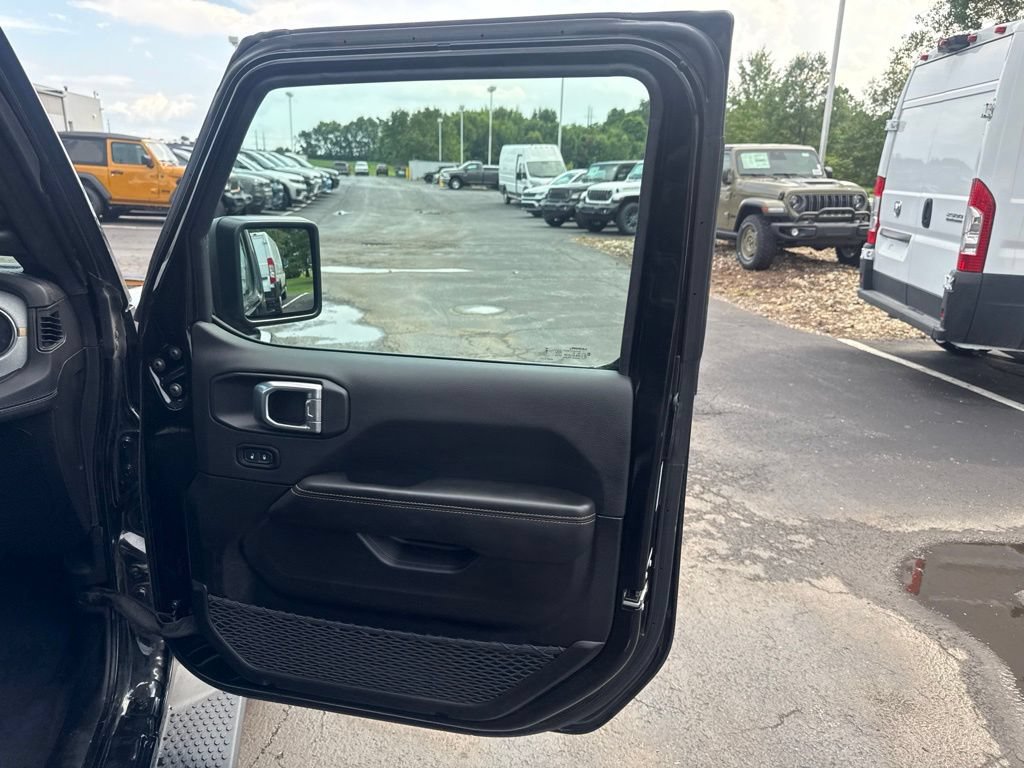 Used 2025 Jeep Wrangler Unlimited Sahara AWD/4WD image 53