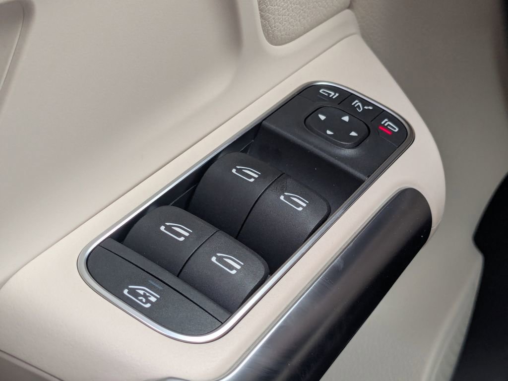 Certified 2023 Mercedes-Benz GLA 250 w/ Premium Package image 9