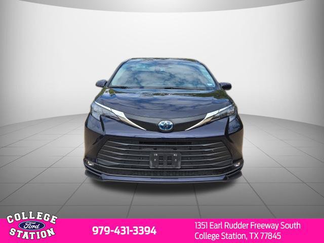 Used 2025 Toyota Sienna XLE FWD image 2
