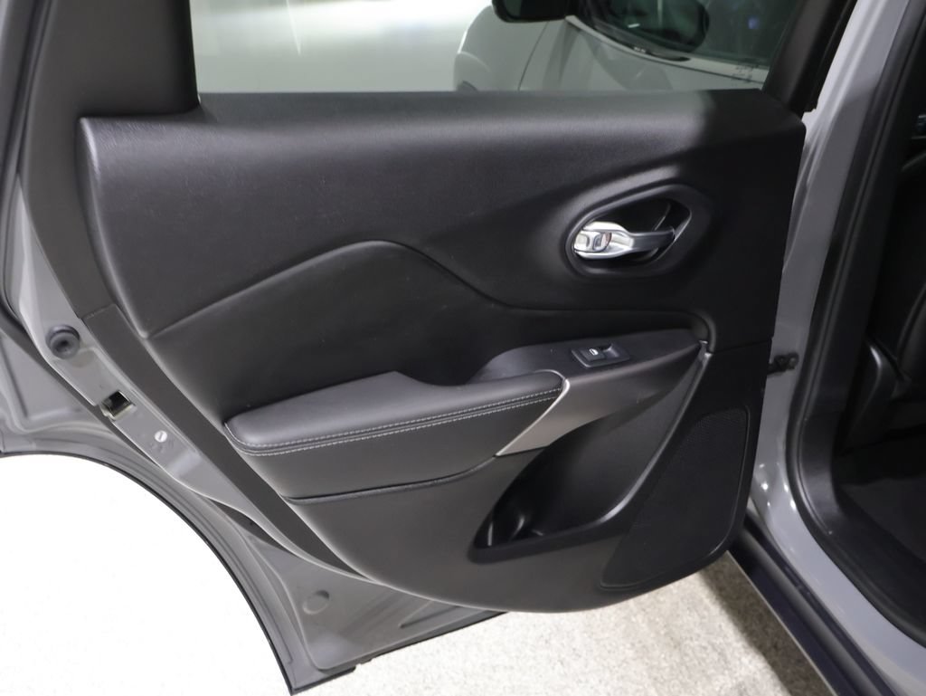 Used 2021 Jeep Cherokee Latitude Lux w/ Comfort/Convenience Group AWD/4WD image 19