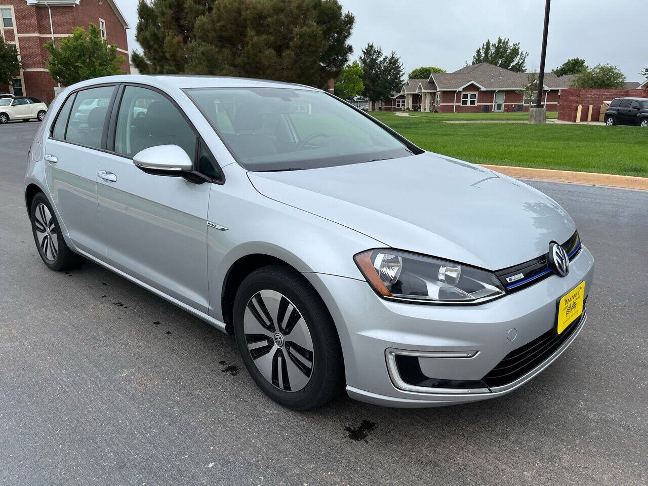 Used 2016 Volkswagen e-Golf SE w/ DC Fast Charging Package FWD image 8