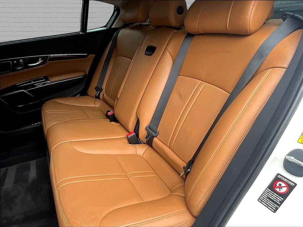 Used 2017 Kia K900 Luxury w/ VIP Package RWD image 18